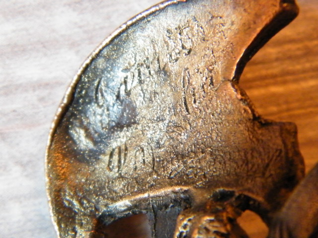 554_n-i_2_casques_epee_basse_fab_ilisiblefab_ilisible_detail_signature.JPG
