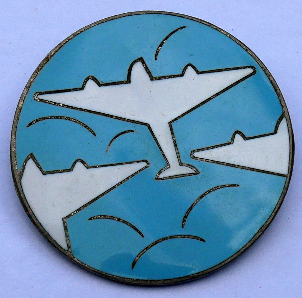 575_rondache_a_fond_bleu_charge_d_un_vol_d_escadrille.jpg