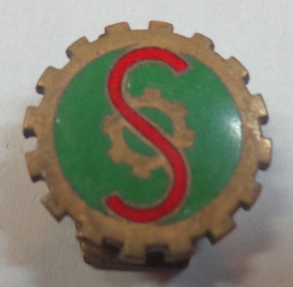 582_S_rouge_roues_dentees_d_or_fond_vert_FD_bout.jpg