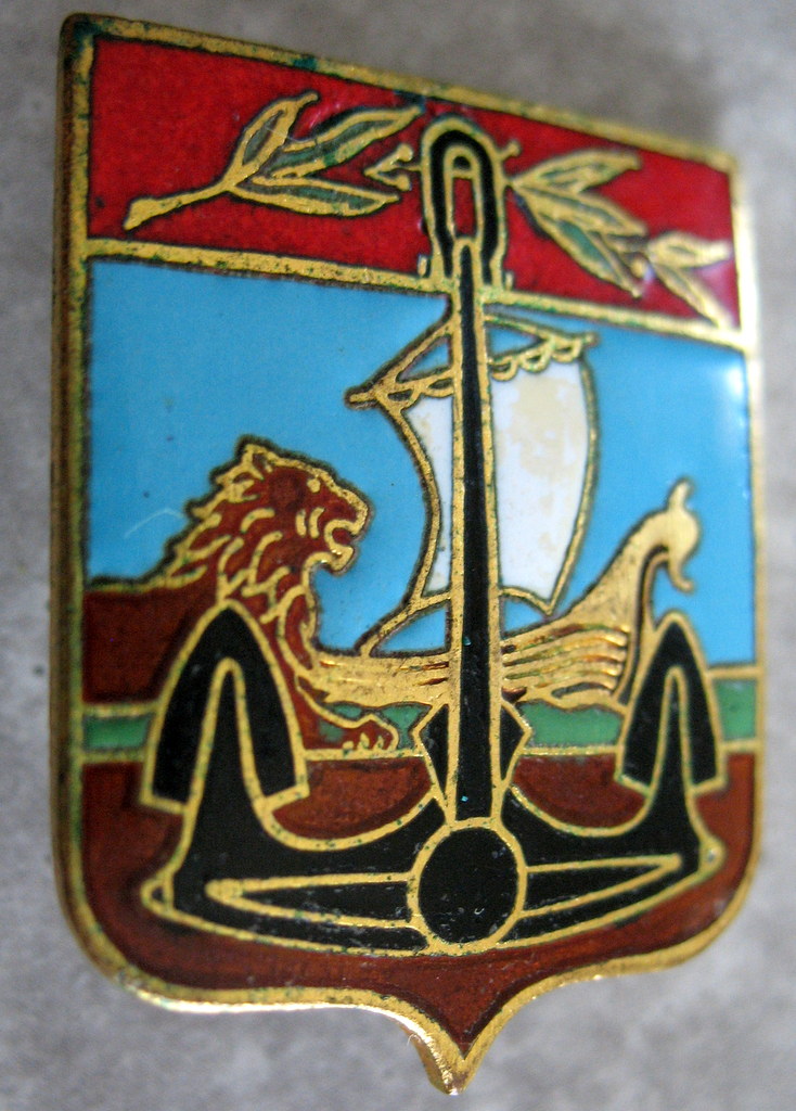 590_bandeau_rouge_a_feuilles_de_laurier_drakkar_d_or_a_voile_blanche_lion_rugissant_ancre_de_marine_noire_brochant_le_tout_AAug_St-B_b.JPG