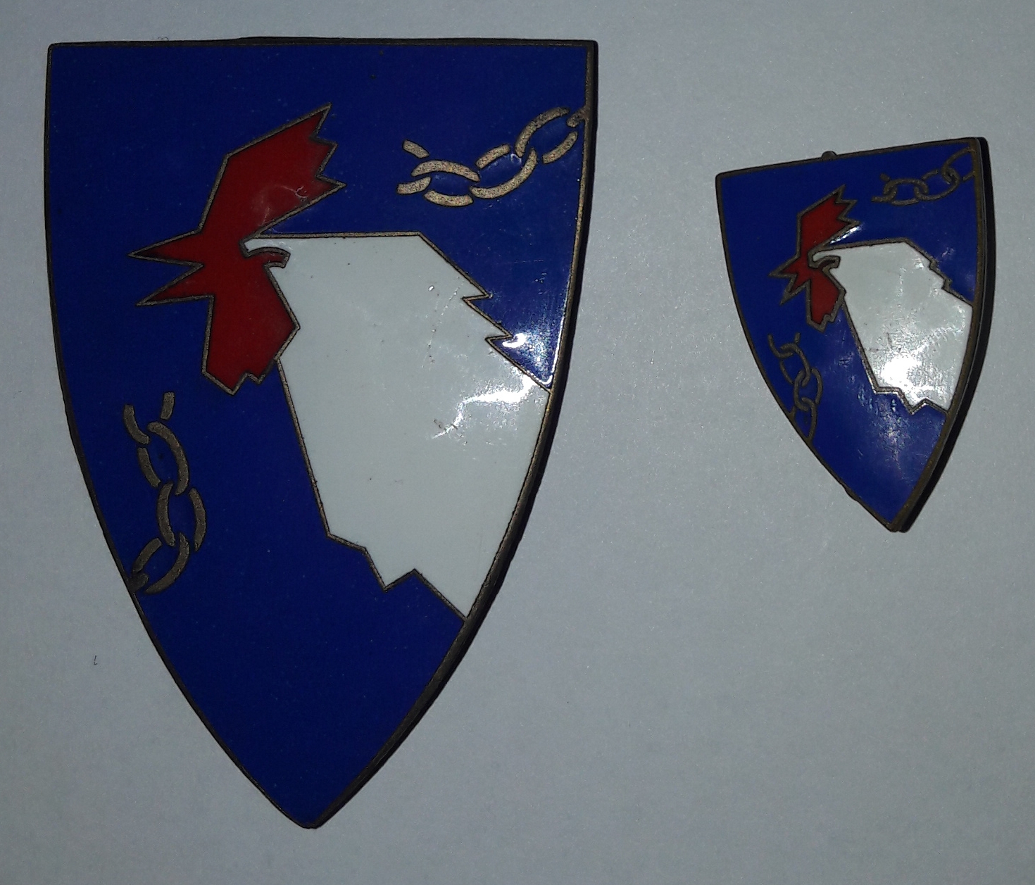 592_Coq_blanc_a_crete_rouge_fond_bleu_chaine_d_or_SM.jpg